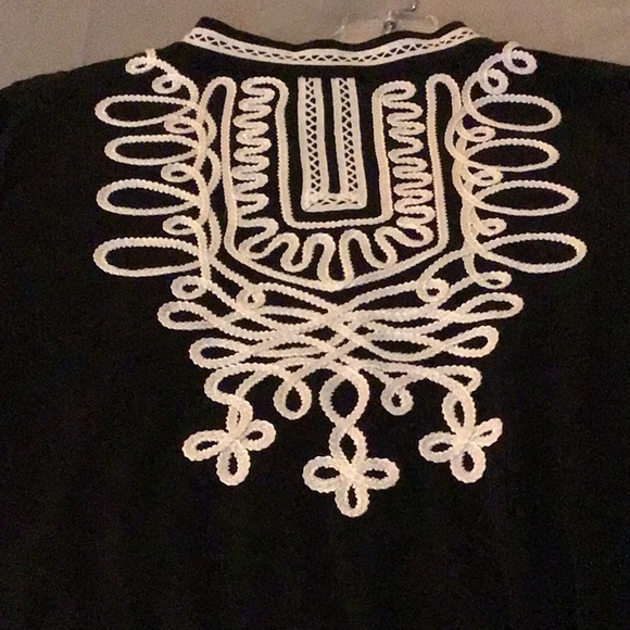 Classic Black and White Tunic Top - Picture 6 of 7